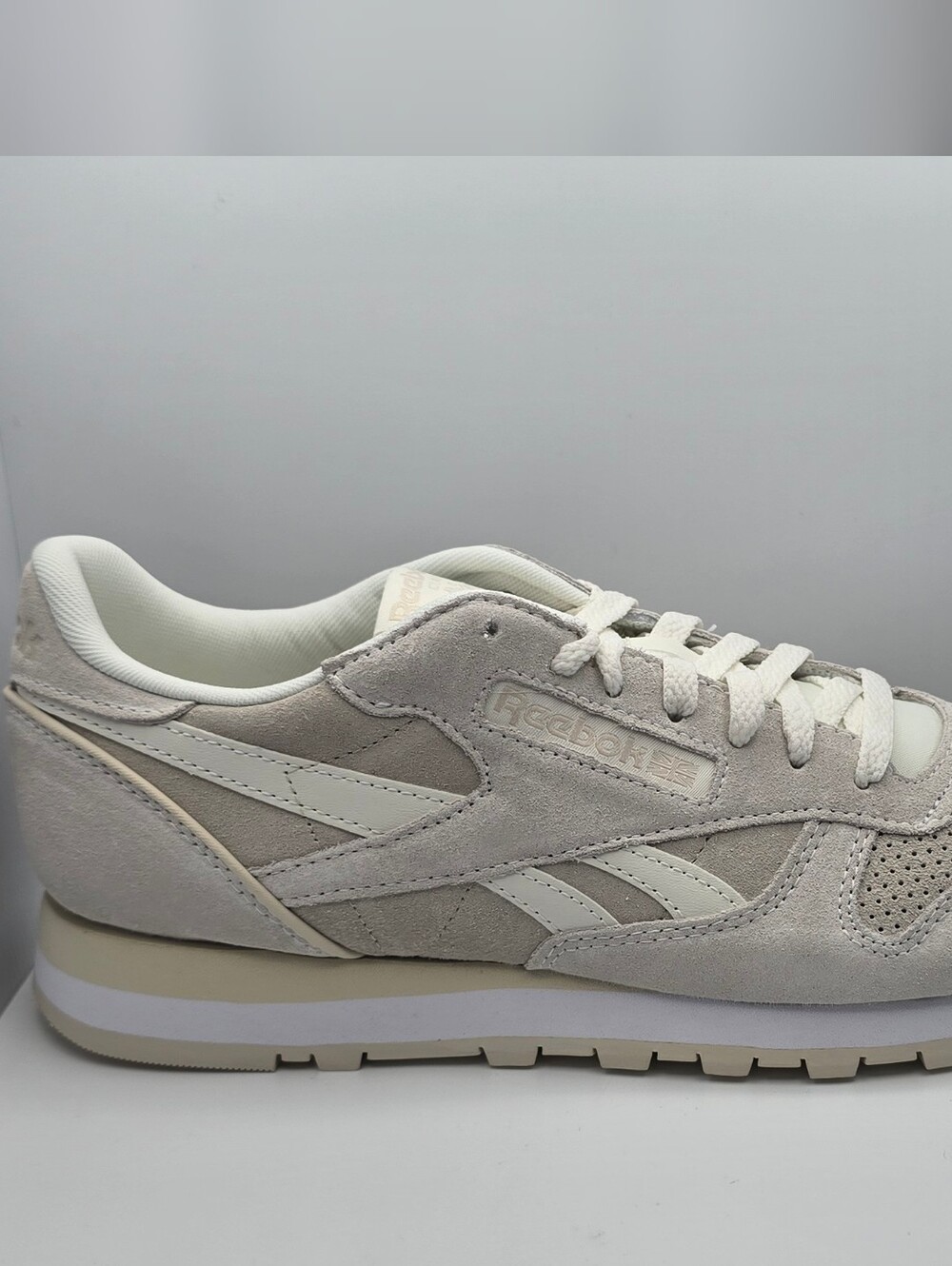 Reebok Classic Suede Sneaker in Light Beige/Cream